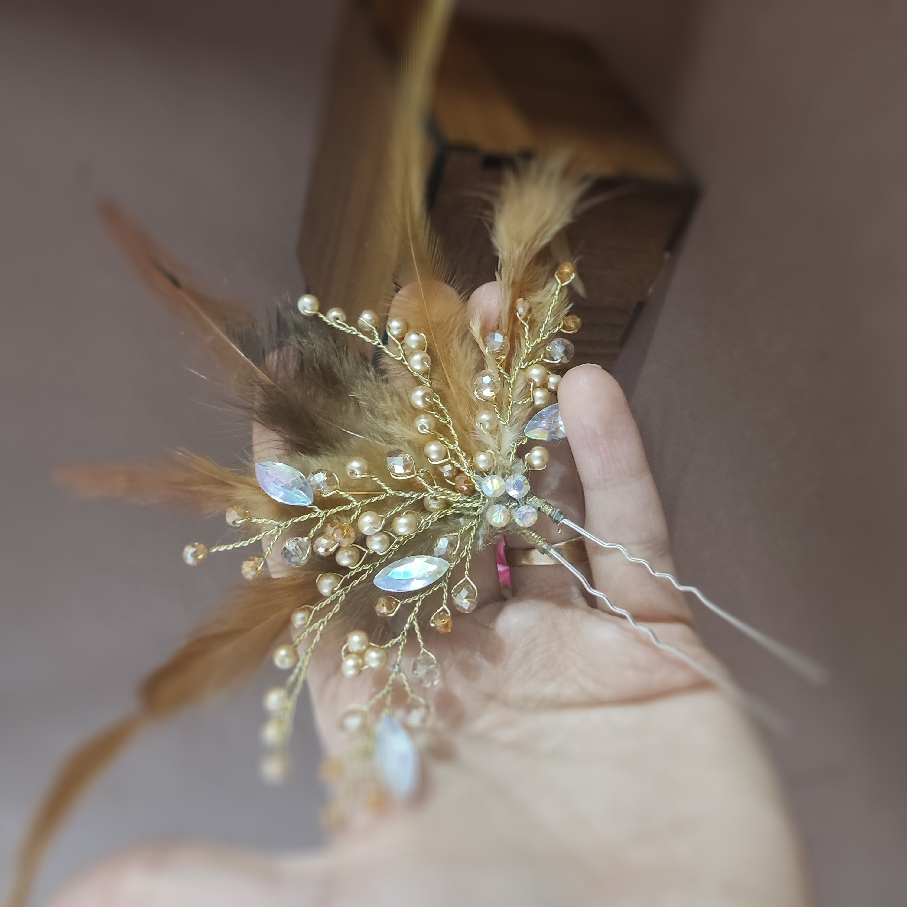 با مروارید سنگی، مارکی،  رزین پر کبوتری اجرا شده است