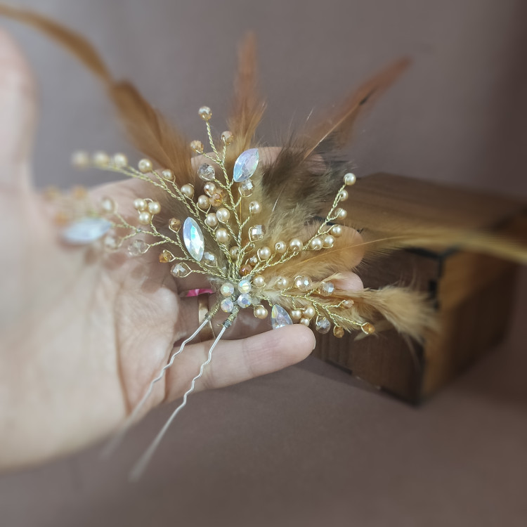 با مروارید سنگی، مارکی، رزین پر کبوتری اجرا شده است