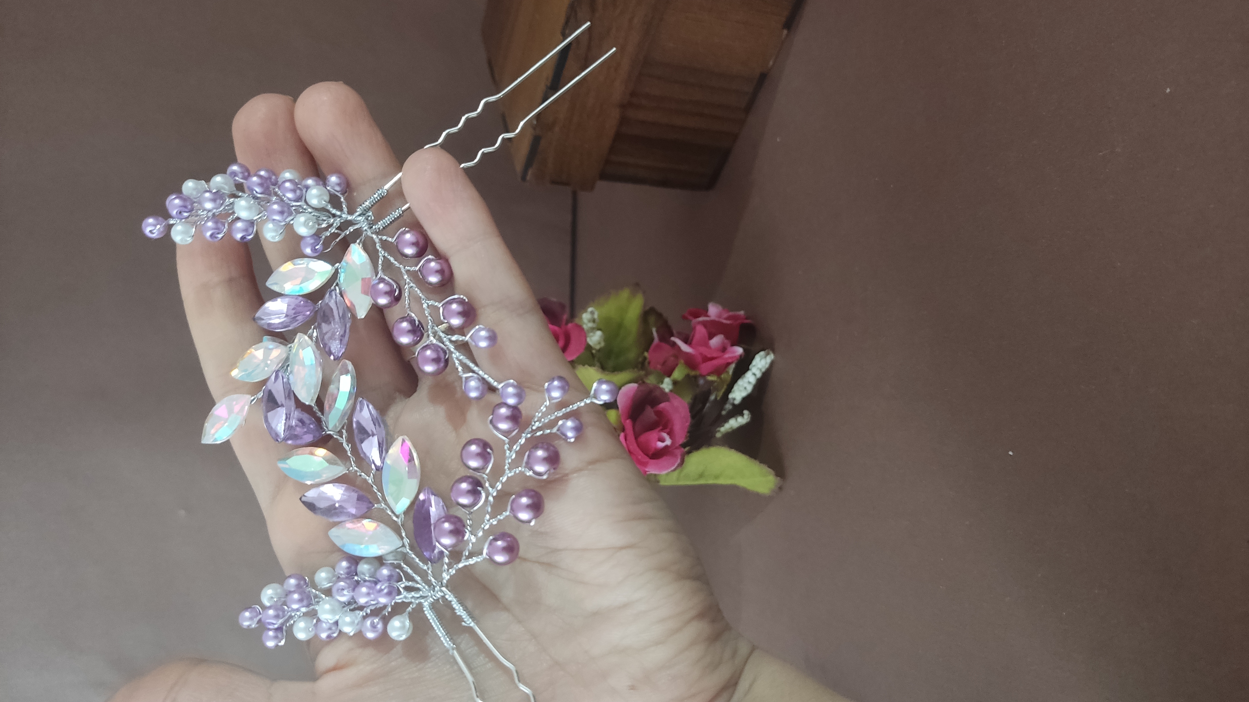 سنجاق بنفش با کریستال اصل و مارکیز شیشه ای اجرا شده