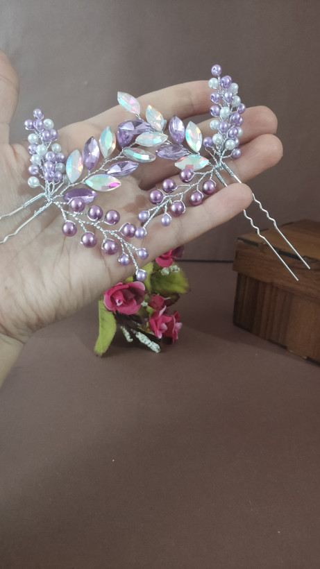 سنجاق بنفش با کریستال اصل و مارکیز شیشه ای اجرا شده